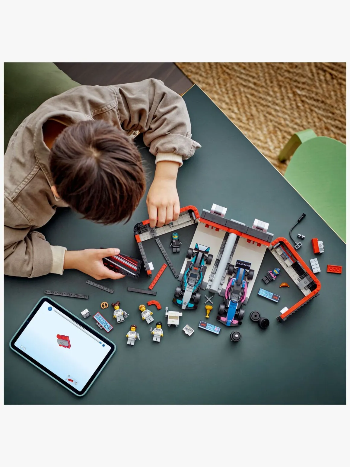 LEGO City 60444 F1-garage: Mercedes-AMG og Alpine-biler