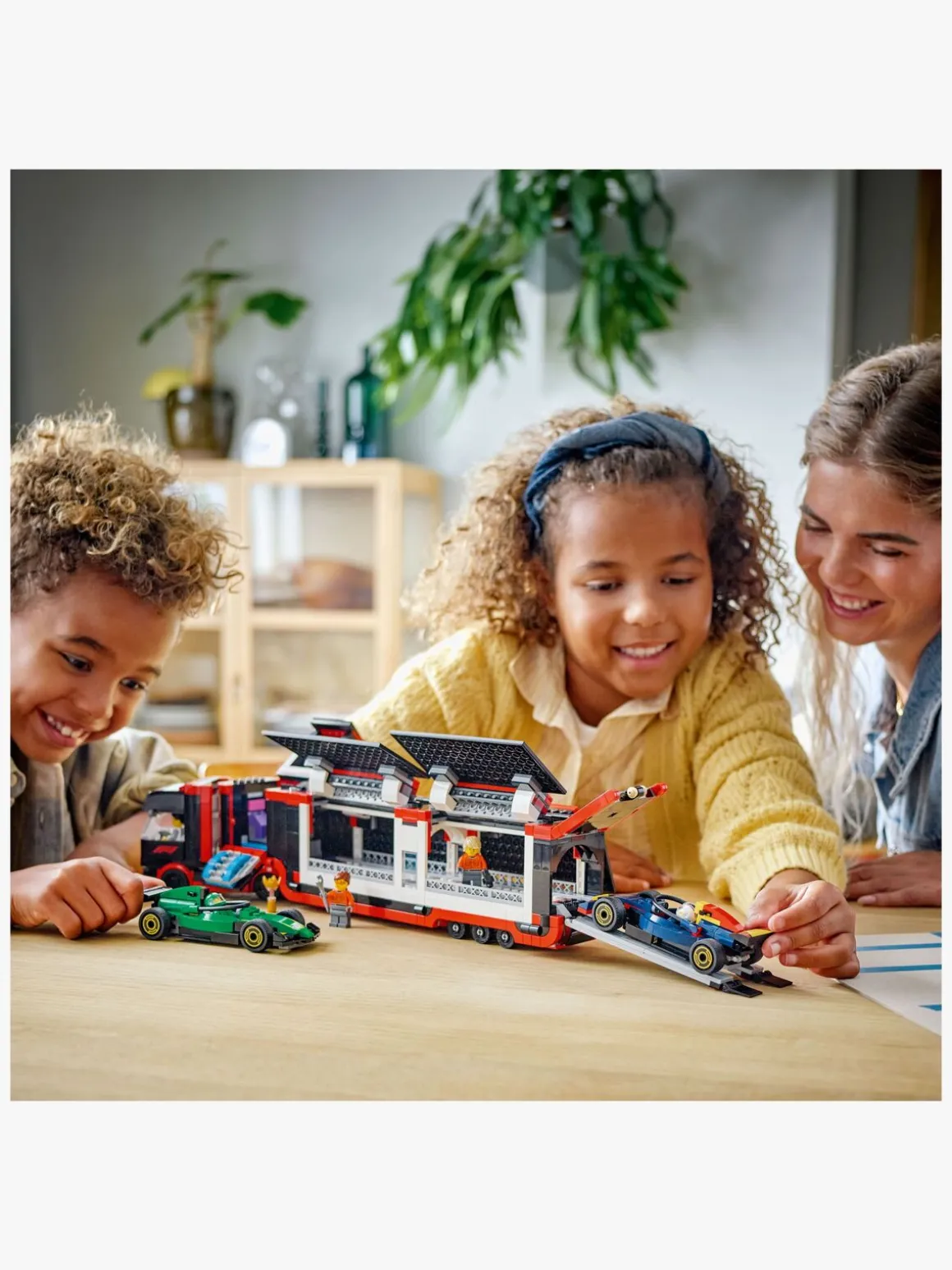 LEGO City 60445 F1-lastbil med RB20 og AMR24 F1-biler