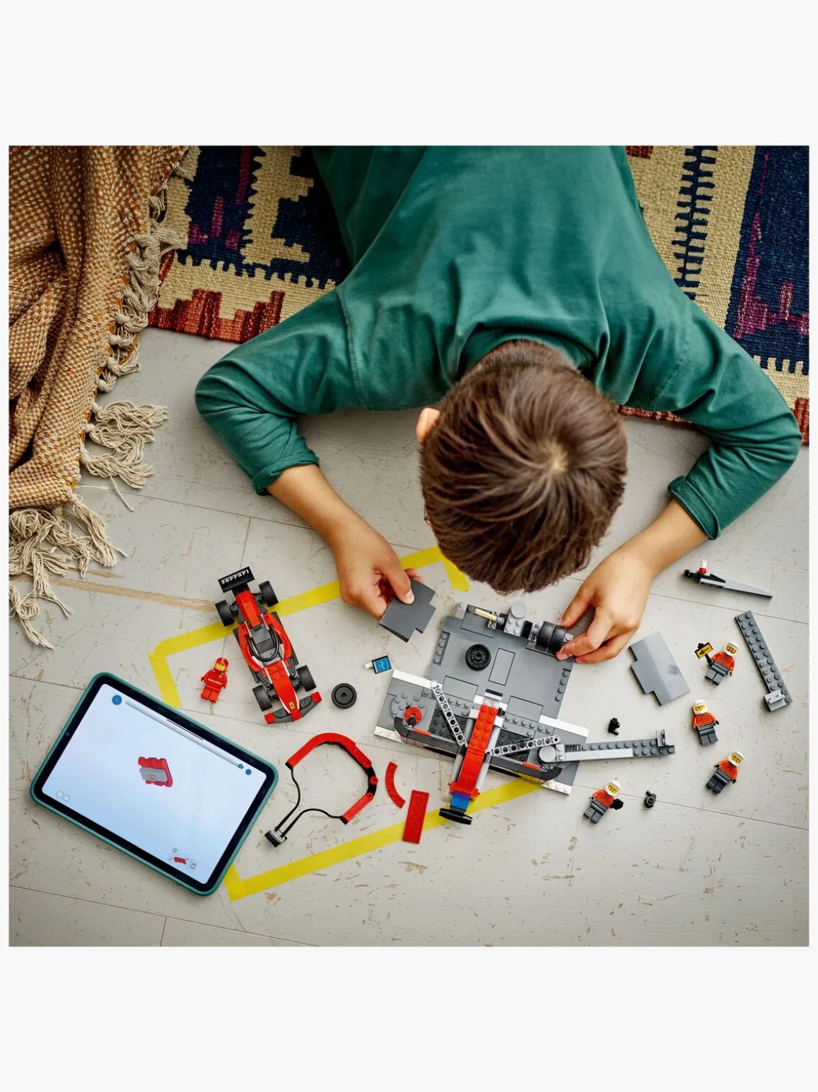 LEGO City 60443 F1-pitstop og pitcrew med Ferrari-bil