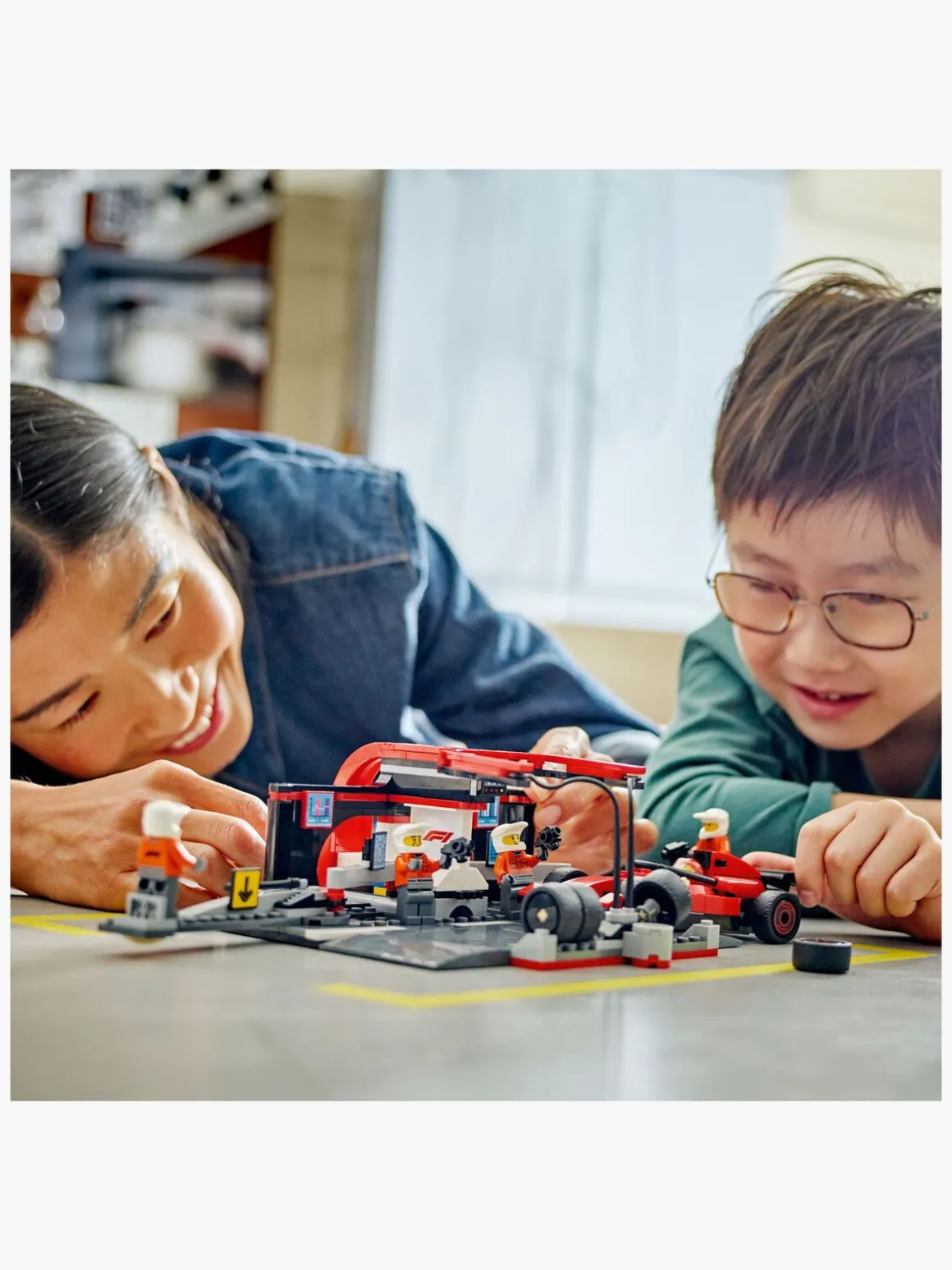 LEGO City 60443 F1-pitstop og pitcrew med Ferrari-bil